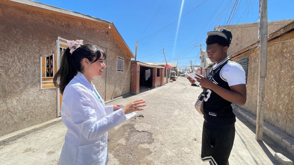 CESFAM Dr. Norman Voullieme acerca prestaciones integrales a la toma Nuevo Amanecer en Cerrillos