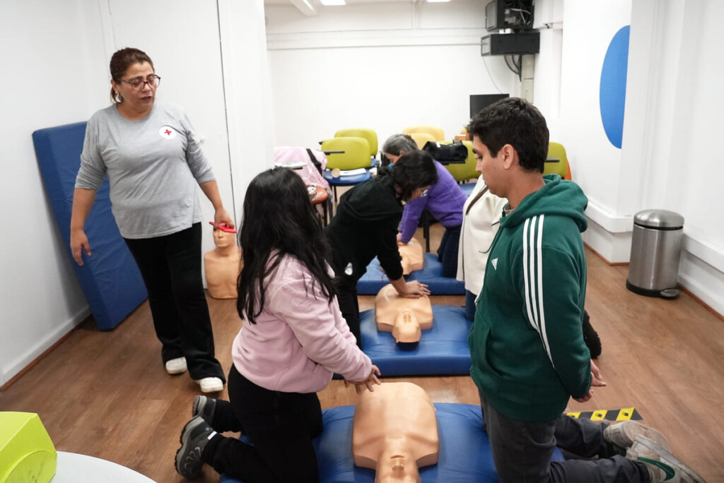 Salcobrand abre inscripciones para talleres gratuitos de primeros auxilios, bienestar emocional y cuidado de personas en el hogar