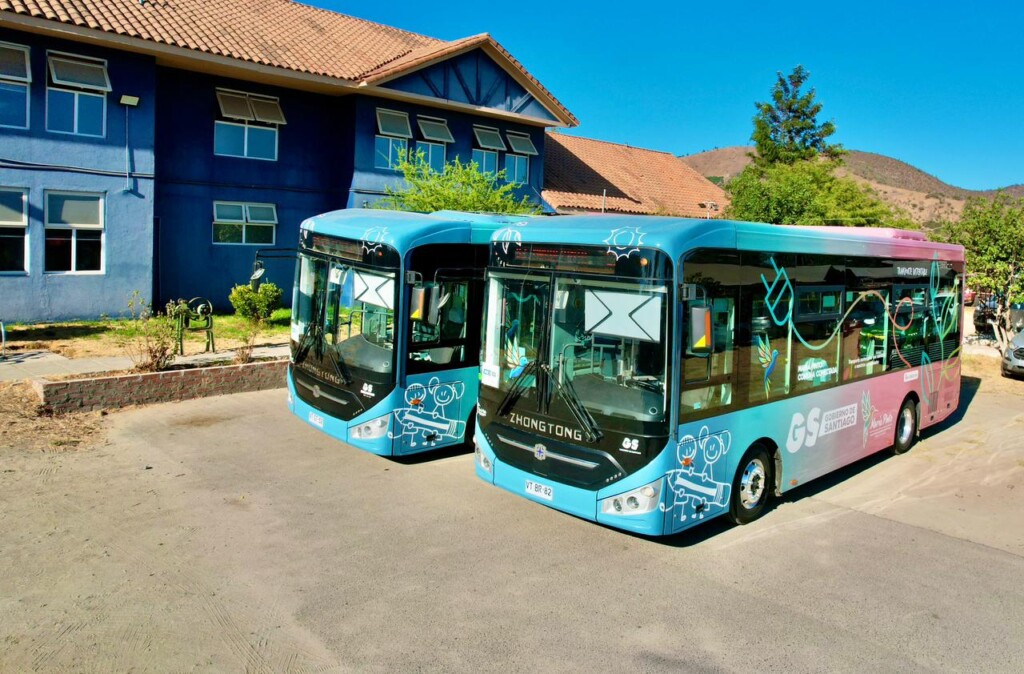 Gobernador Claudio Orrego entrega 10 buses eléctricos para Melipilla y refuerza el transporte de estudiantes en zonas rurales