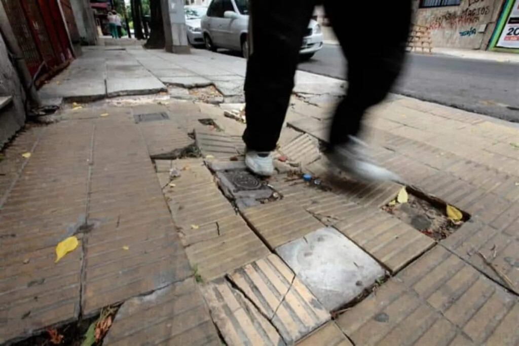 Accidentes en veredas y plazas disparan indemnizaciones en Chile: fallos superan los $400 millones y elevan responsabilidad municipal