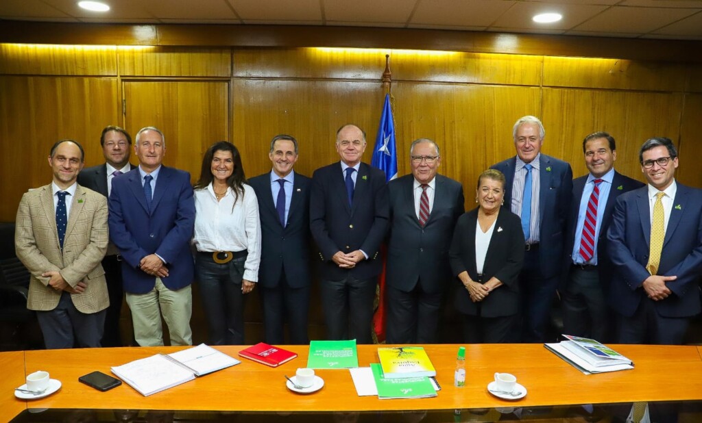 Ministro de Agricultura y subsecretario se reúnen con la Sociedad Nacional de Agricultura para abordar desafíos del sector