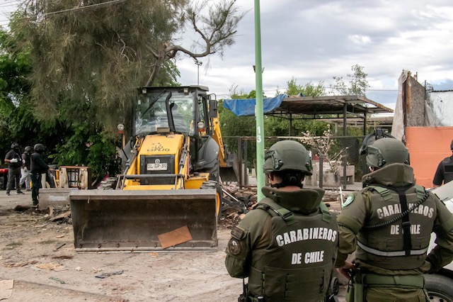 Lo Espejo: derriban mausoleos narco y retiran cámaras ilegales usadas por bandas criminales