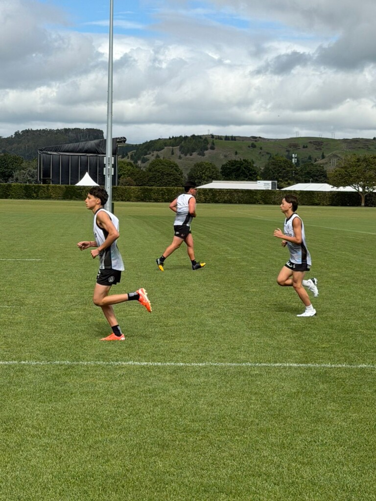 Dos jóvenes rugbistas chilenos de la Fundación Nocedal viajaron a Nueva Zelandia, la cuna del rugby mundial, para entrenar en una academia de alto rendimiento