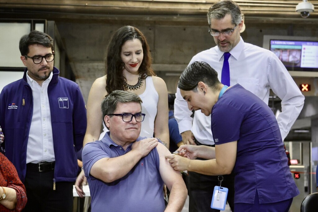 Minsal y Metro habilitan puntos de vacunación gratuitos en estaciones para proteger a grupos de riesgo