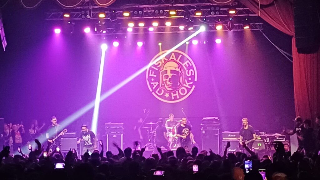 Fiskales Ad-Hok desata un vendaval punk con “Un nuevo circo llega a la ciudad”