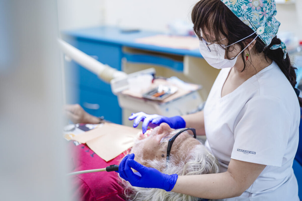 Innovadora técnica odontológica busca mejorar la salud bucal de personas mayores en Chile