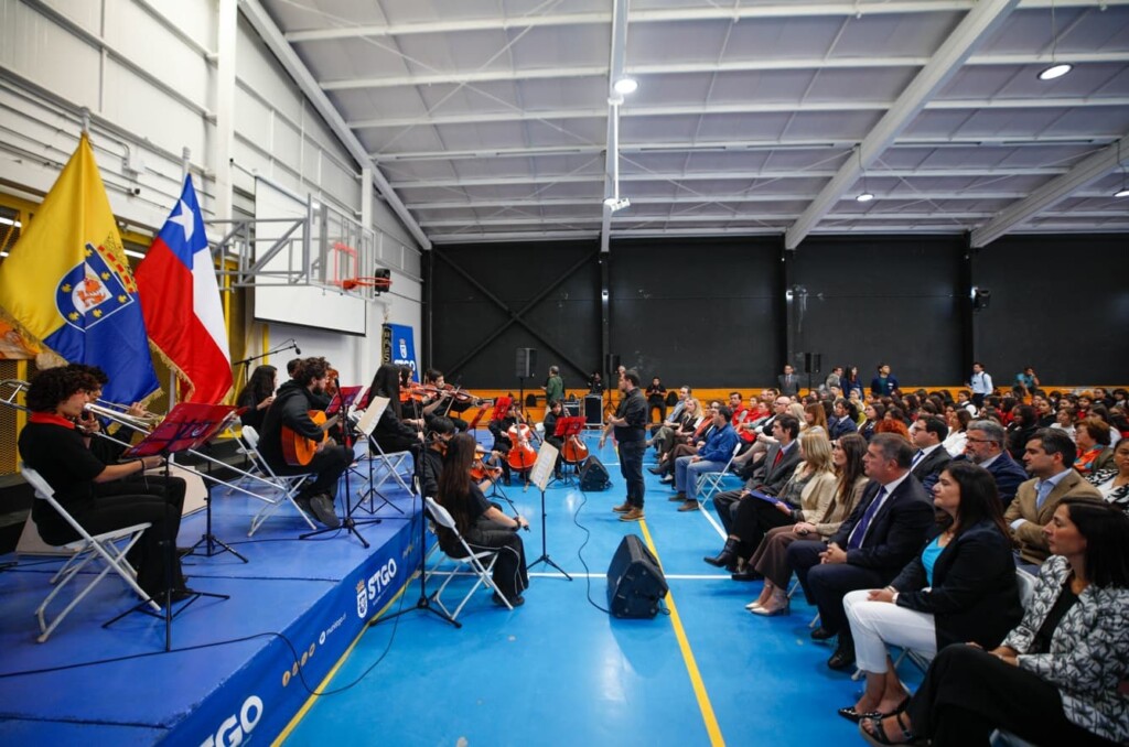 Con ministra Arzola, alcalde Desbordes presenta nueva Dirección de Transición Educacional en Santiago