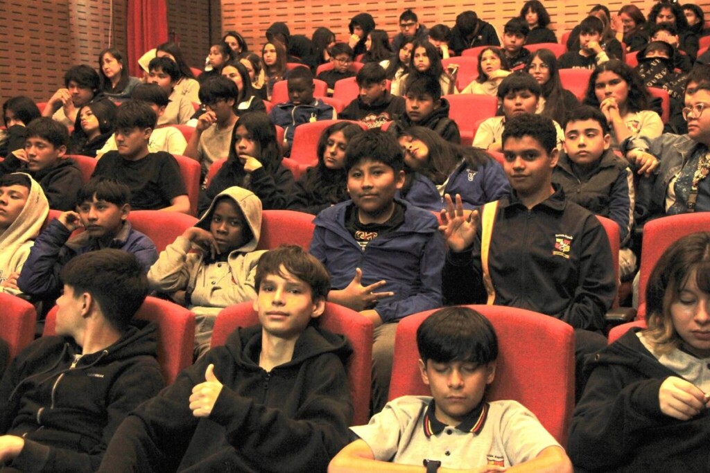 Recoleta impulsa vocaciones científicas: estudiantes participan en charla sobre salud cardiovascular y rol de la mujer en la ciencia