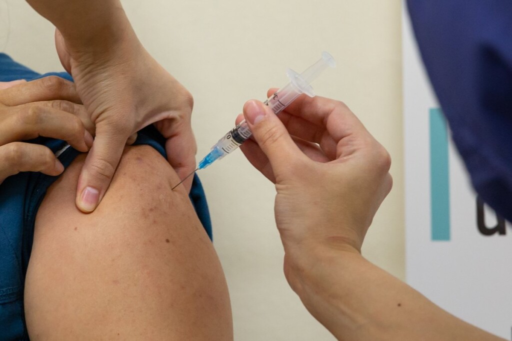 Providencia inicia campaña de vacunación contra la Influenza 2026 con puntos fijos y operativos en terreno