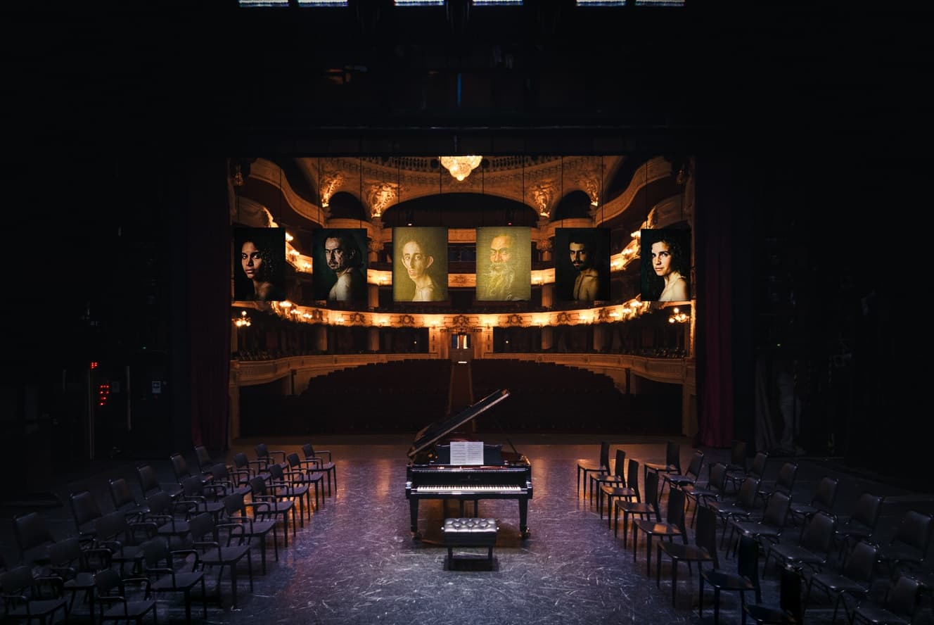 Reflejos de Macondo: Exposición fotográfica celebra centenario de García Márquez en el Teatro Municipal de Santiago
