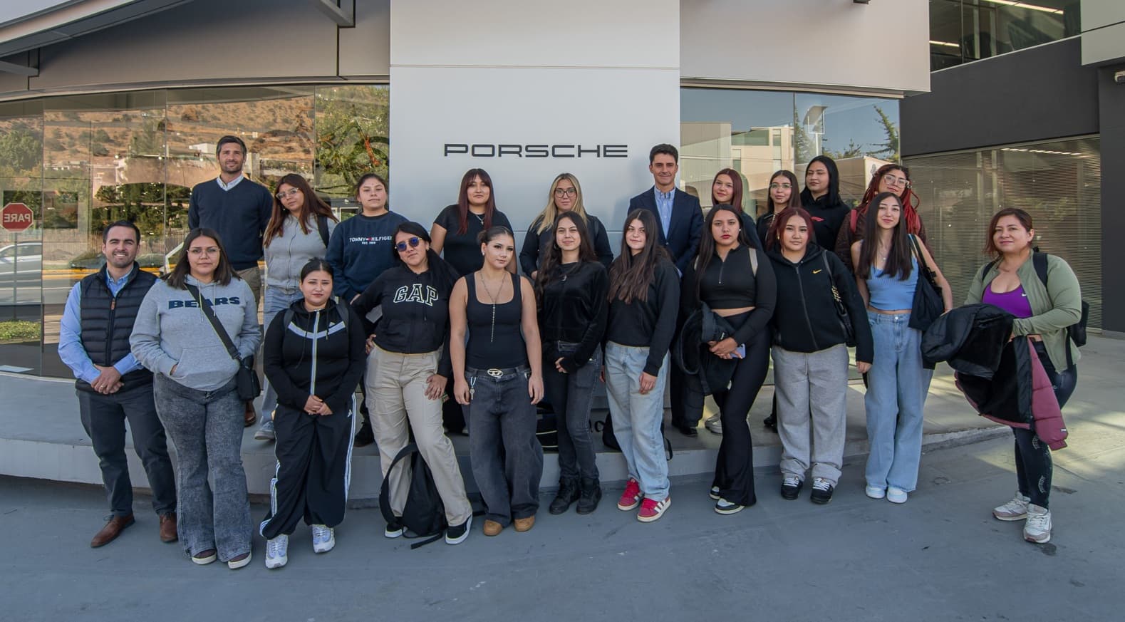Porsche en Chile abre sus puertas a estudiantes de ingeniería automotriz y periodistas