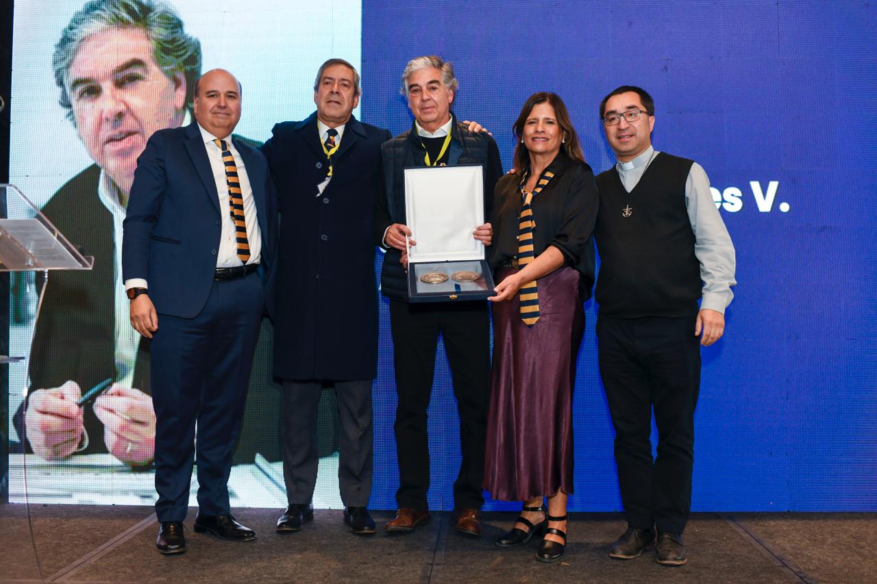 Reconocen a Gonzalo Mardones por Creación de Casa OGA para exalumnos del Saint George