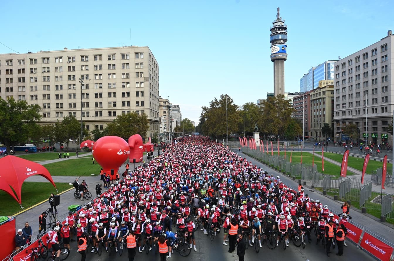 Más de 12 mil personas participaron en el Desafío Gran Santiago con cicletada familiar