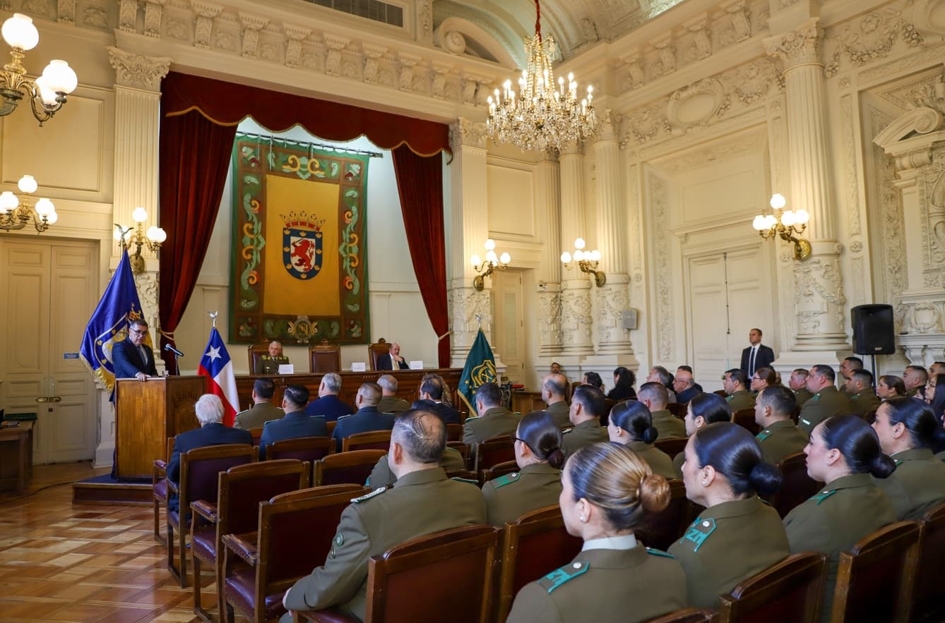 Carabineros de la comuna de Santiago reciben máximas condecoraciones municipales