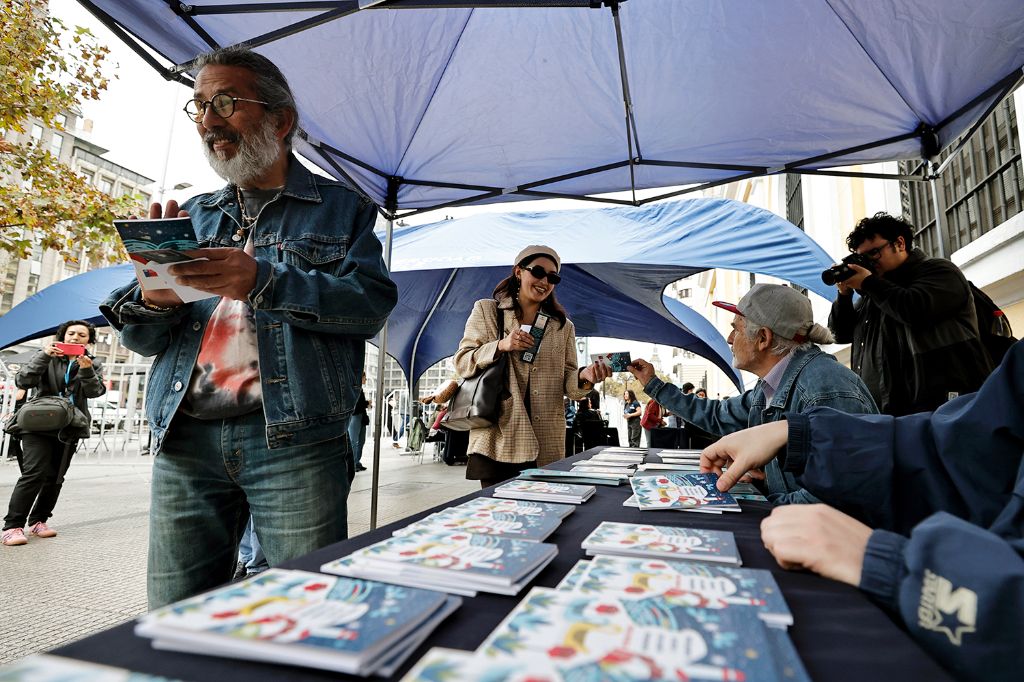 Día del Libro: Universidad de Chile regalará miles de libros de Gabriela Mistral en el centro de Santiago