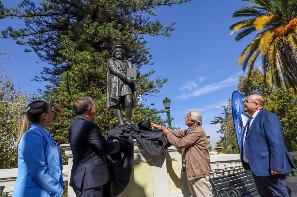 Vuelven esculturas del siglo XIX al Cerro Santa Lucía en Santiago