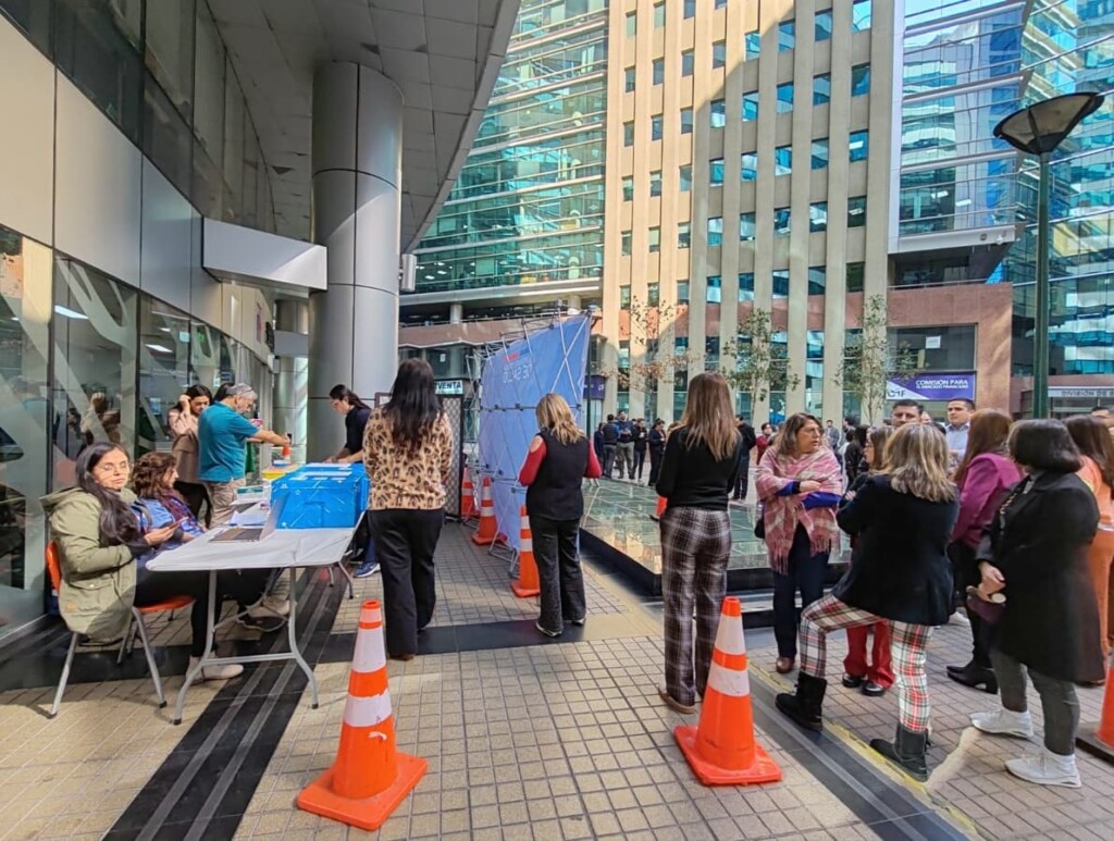 Abren punto de vacunación gratuito en pleno centro de Santiago