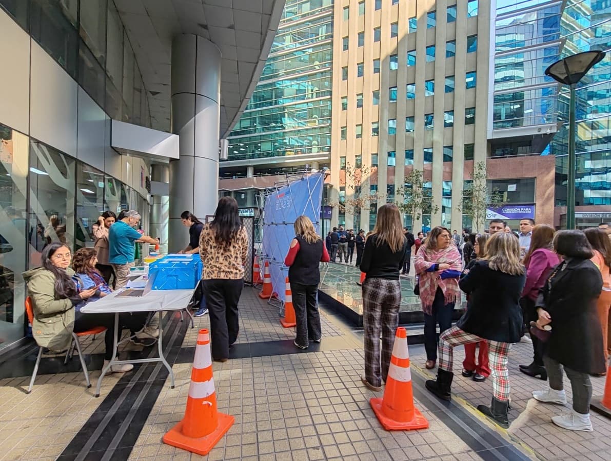 Superintendencia de Salud y SSMC abren punto de vacunación gratuito en pleno centro de Santiago