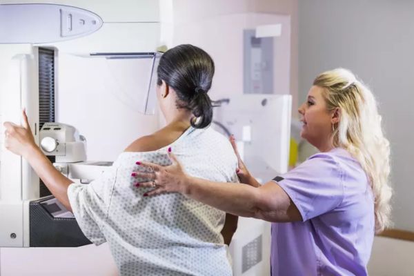 Estudio de la U. de Chile revela brechas sociales en detección del cáncer de mama