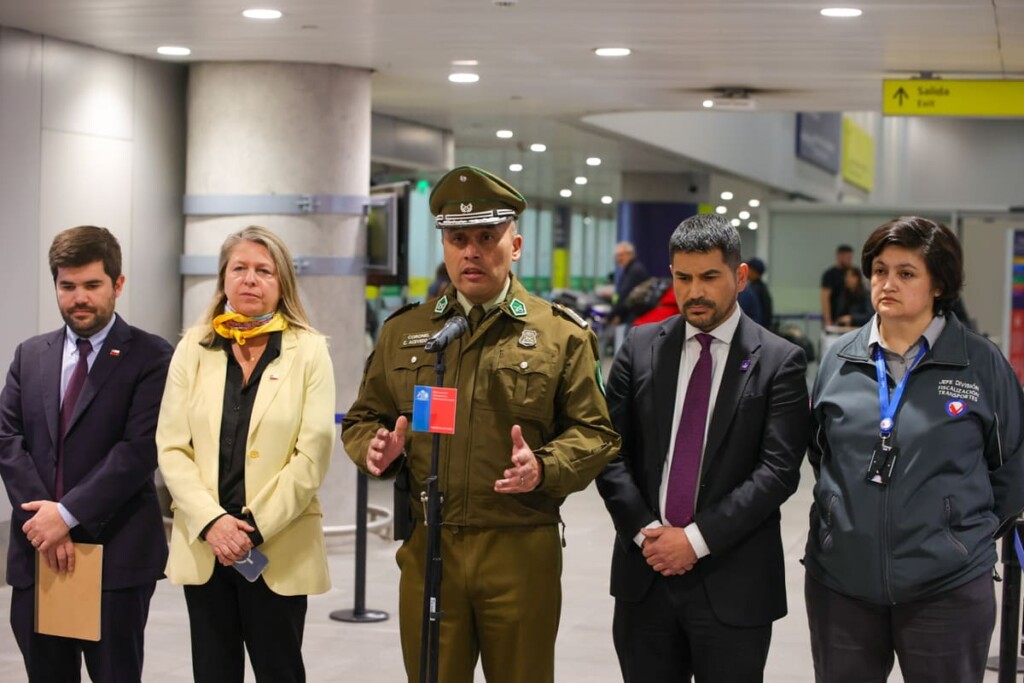 Fin de semana largo: Gobierno y Aeropuerto de Santiago lanzan campaña contra el transporte ilegal ante flujo de más de 430 mil pasajeros