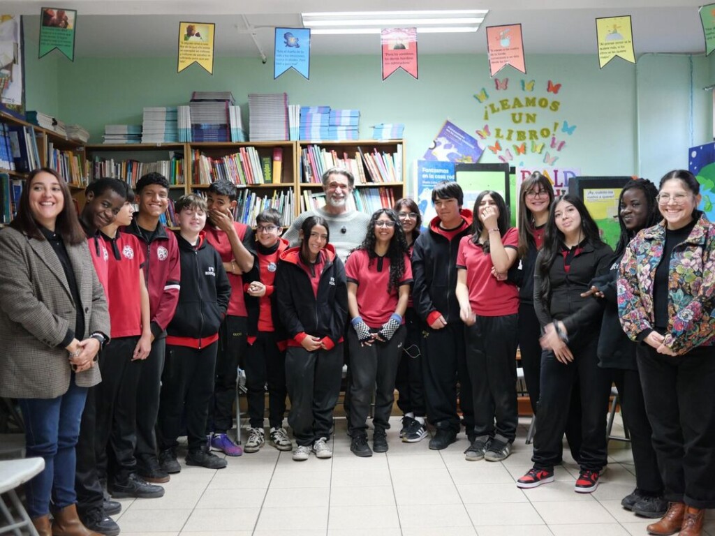Francisco Melo comparte con estudiantes de Macul que crearon cortometraje escolar