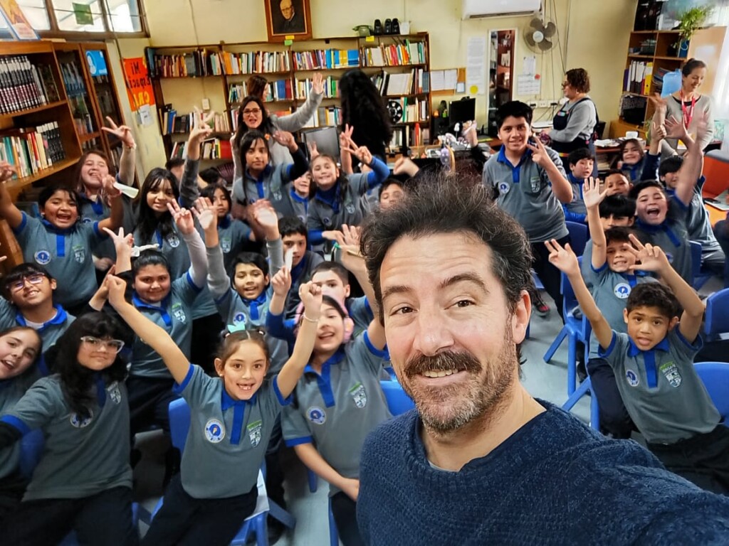 Itinerancia literaria infantil en Santiago: innovadora gira gratuita acerca la lectura a niños y niñas en cinco comunas