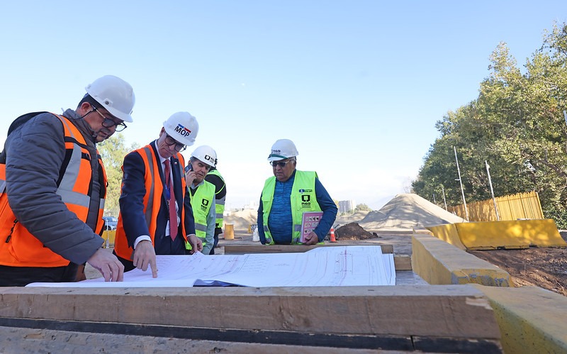 Ministro Arrau supervisa obras preventivas en el Canal Santa Corina de Pudahuel