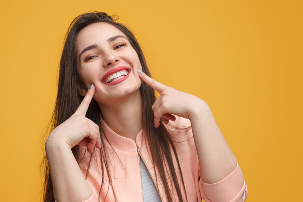 Sangrado de encías no es normal: expertos alertan sobre grave crisis de salud periodontal en Chile