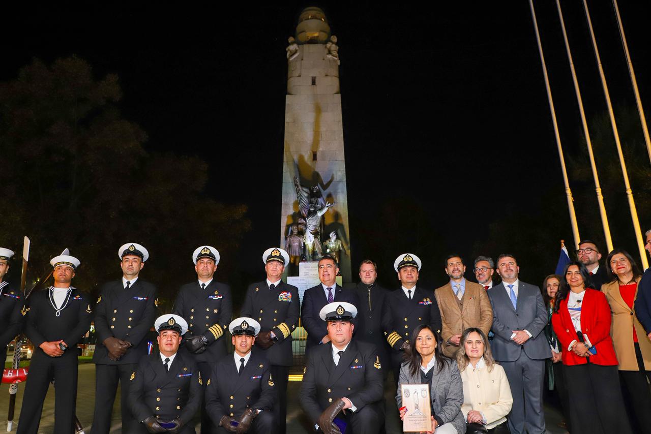 Monumento a Héroes de Iquique vuelve a iluminarse con reencendido de histórico faro en Santiago