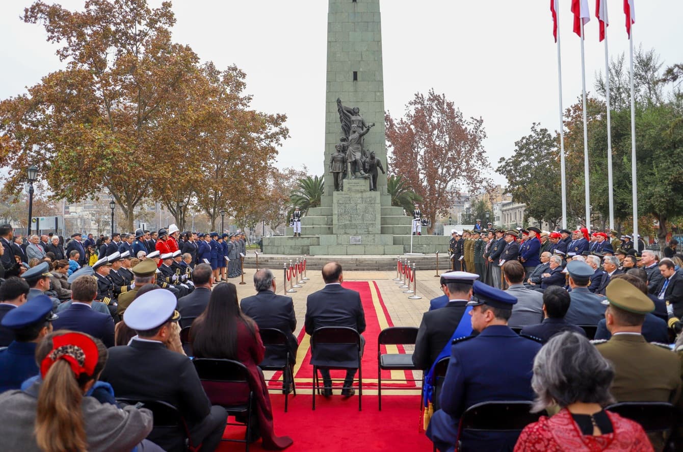 Histórico faro y desfile naval marcaron homenaje a las Glorias Navales en el Casco Histórico de Santiago