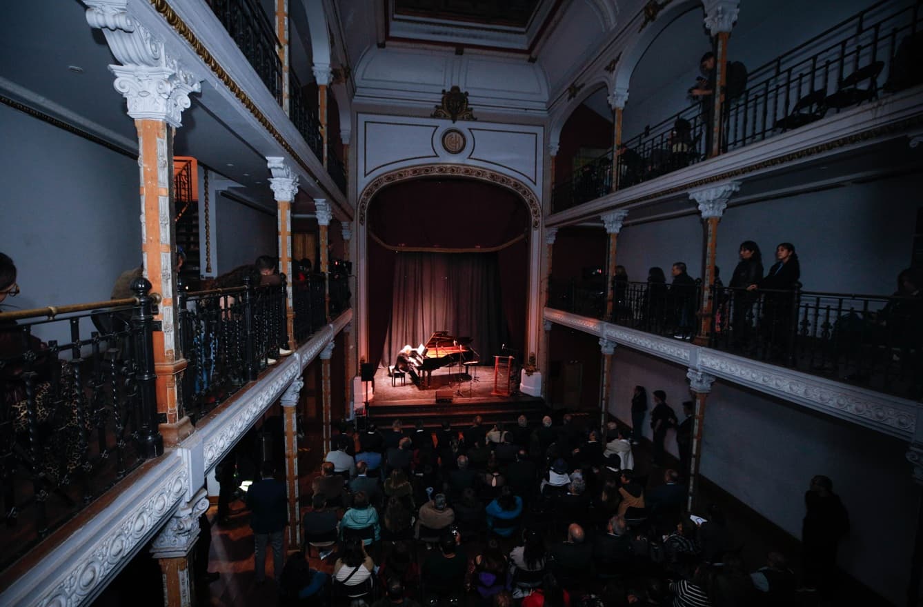 Teatro Huemul en Santiago reabre tras 12 años cerrado con concierto de Roberto Bravo