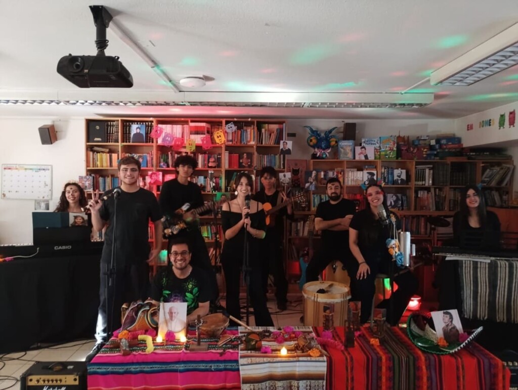 Inspirados por 31 Minutos: estudiantes y profesores transformaron su biblioteca en un Tiny Desk musical