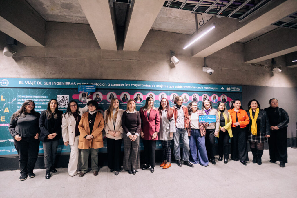 Metro inaugura mural que homenajea a 30 mujeres ingenieras en Chile