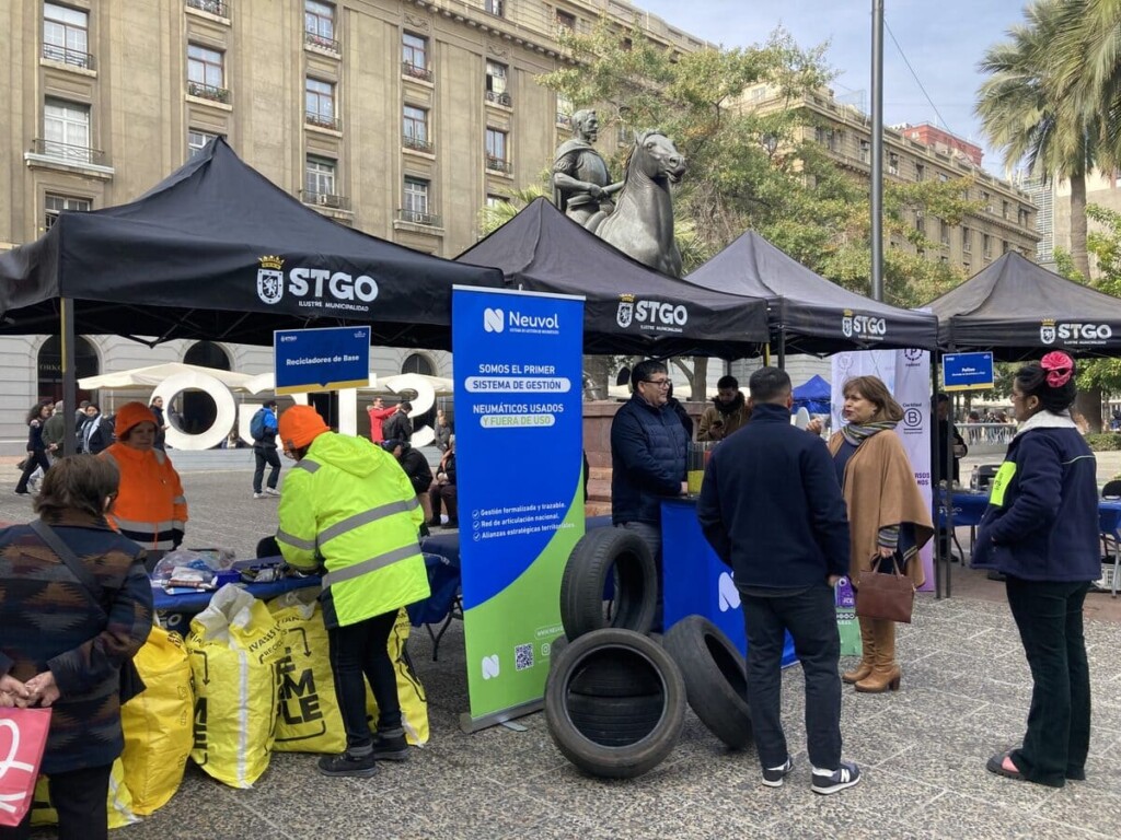 Feria ambiental se realiza en Plaza de Armas con alta participación de vecinas y vecinos