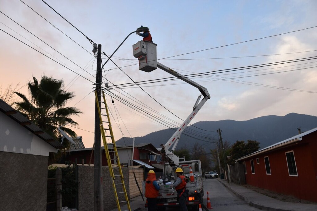 Alhué avanza en eficiencia energética con recambio de 405 luminarias LED en Villa Alhué