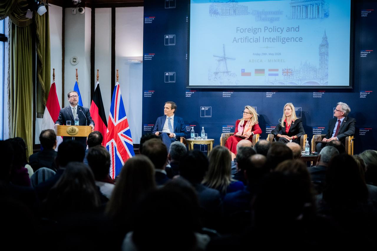 Impulsan debate sobre el impacto de la inteligencia artificial en la diplomacia y la política exterior