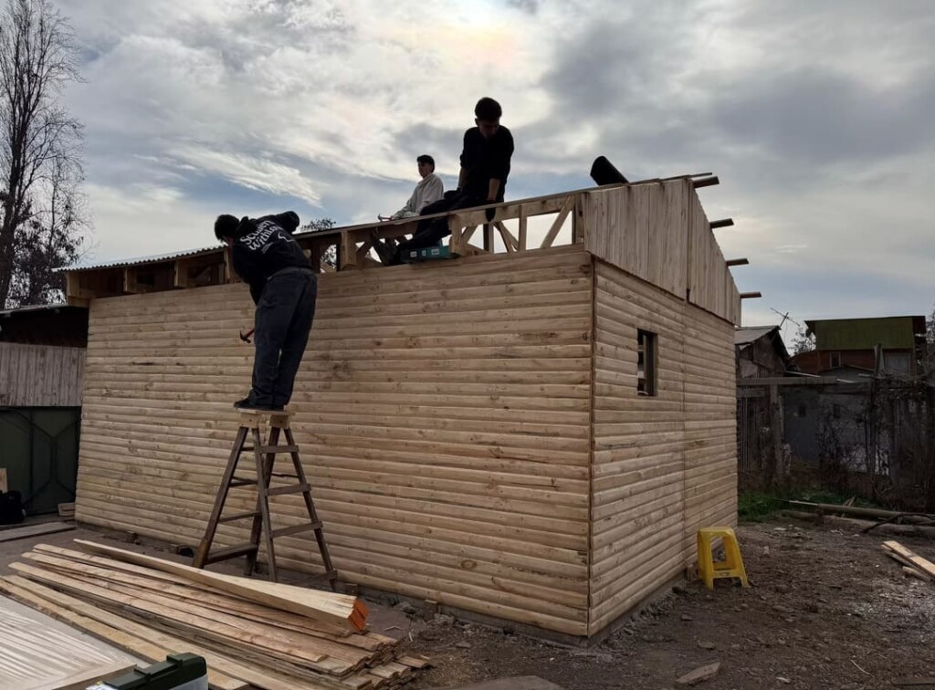 Estudiantes del Colegio San Benito construyen viviendas para familias de Calera de Tango