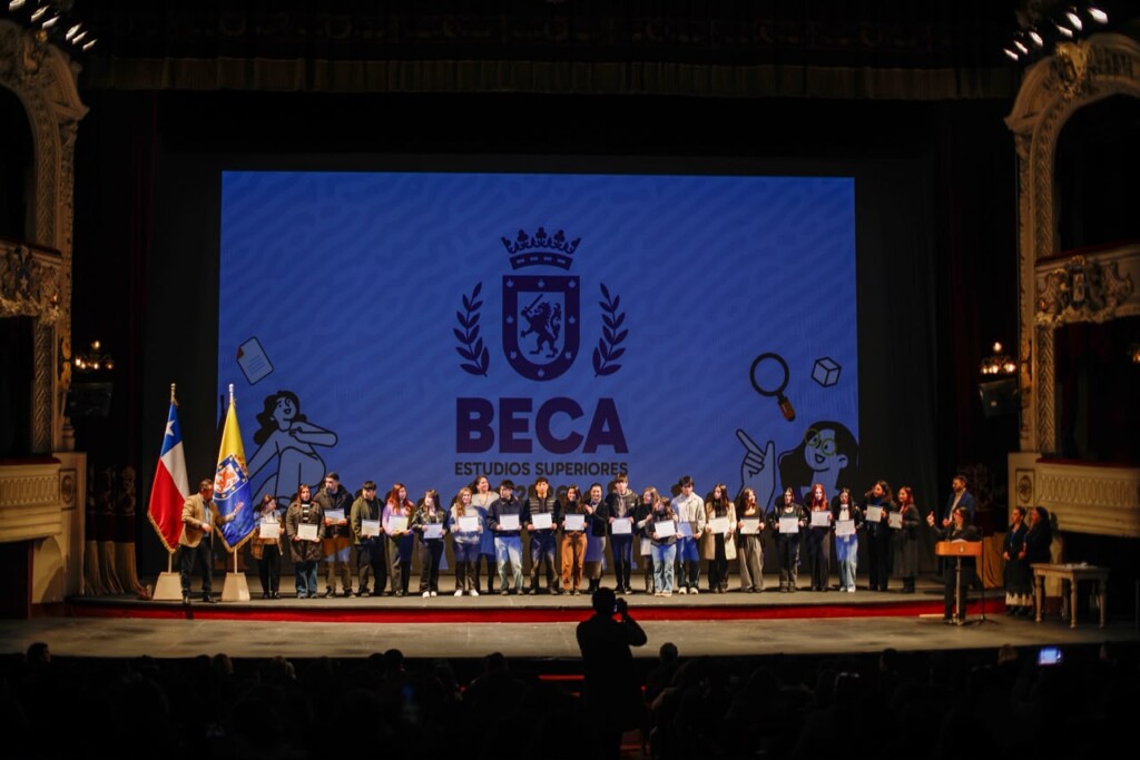 Municipalidad de Santiago amplía a 360 las becas de educación superior para estudiantes de la comuna