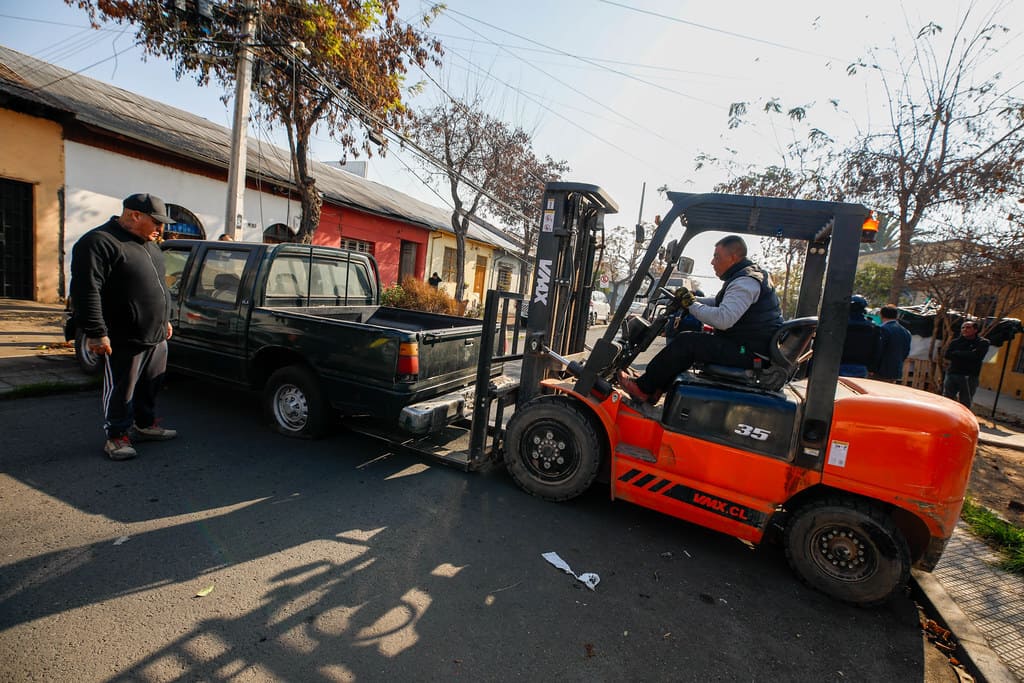 Más de 330 vehículos abandonados han sido retirados de las calles de Santiago durante 2026