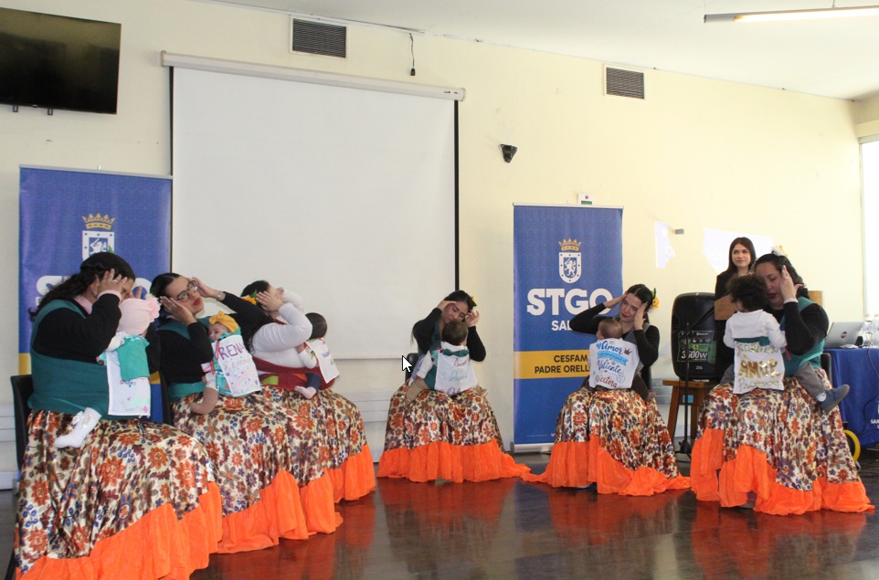 Santiago: Taller de Danza Porteo fortalece la maternidad en el CESFAM Padre Orellana