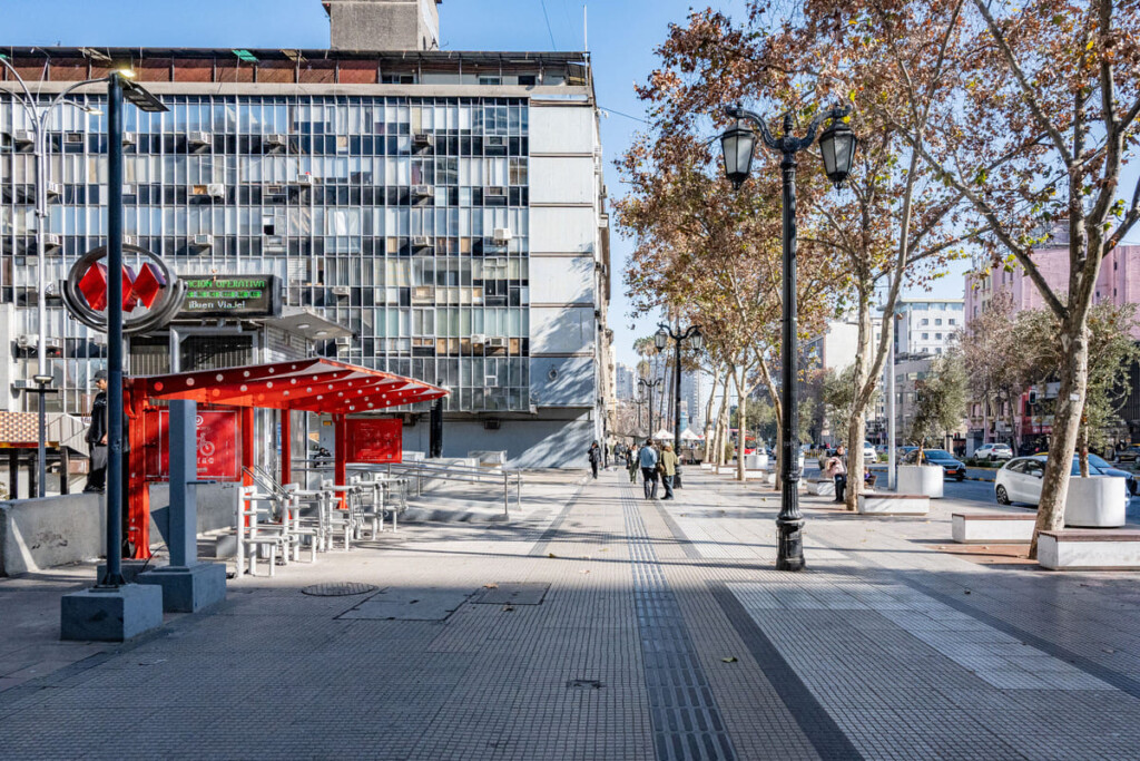 Nueva Alameda recupera entorno del Metro Universidad Católica