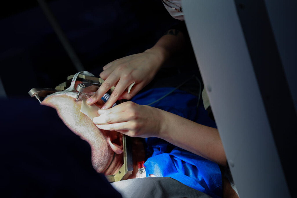 Hospital U. de Chile retoma cirugía cerebral para tratar el Parkinson