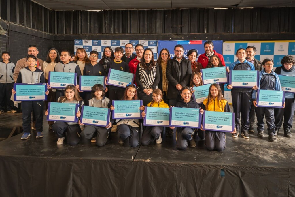 Más de 300 estudiantes de San Miguel reciben computadores