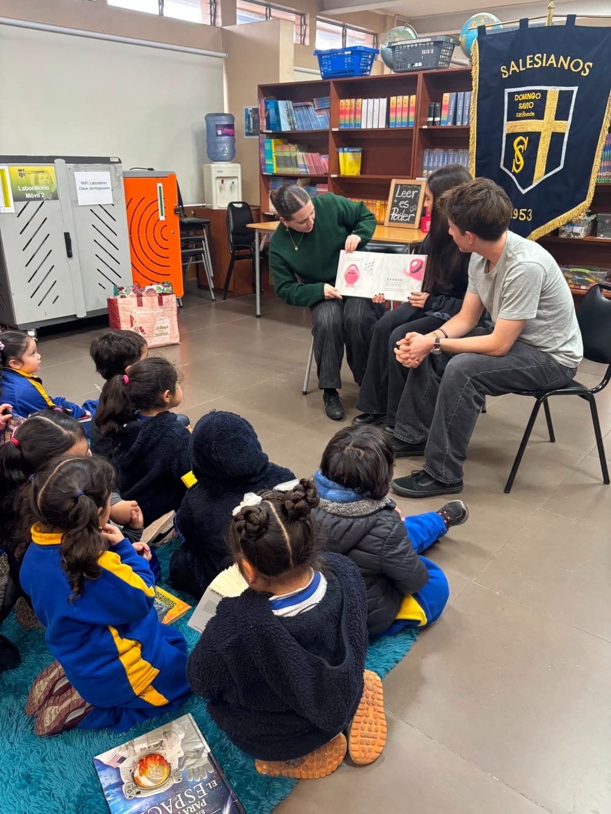 Campaña estudiantil permite llevar más de 350 libros a comunidades educativas de Santiago