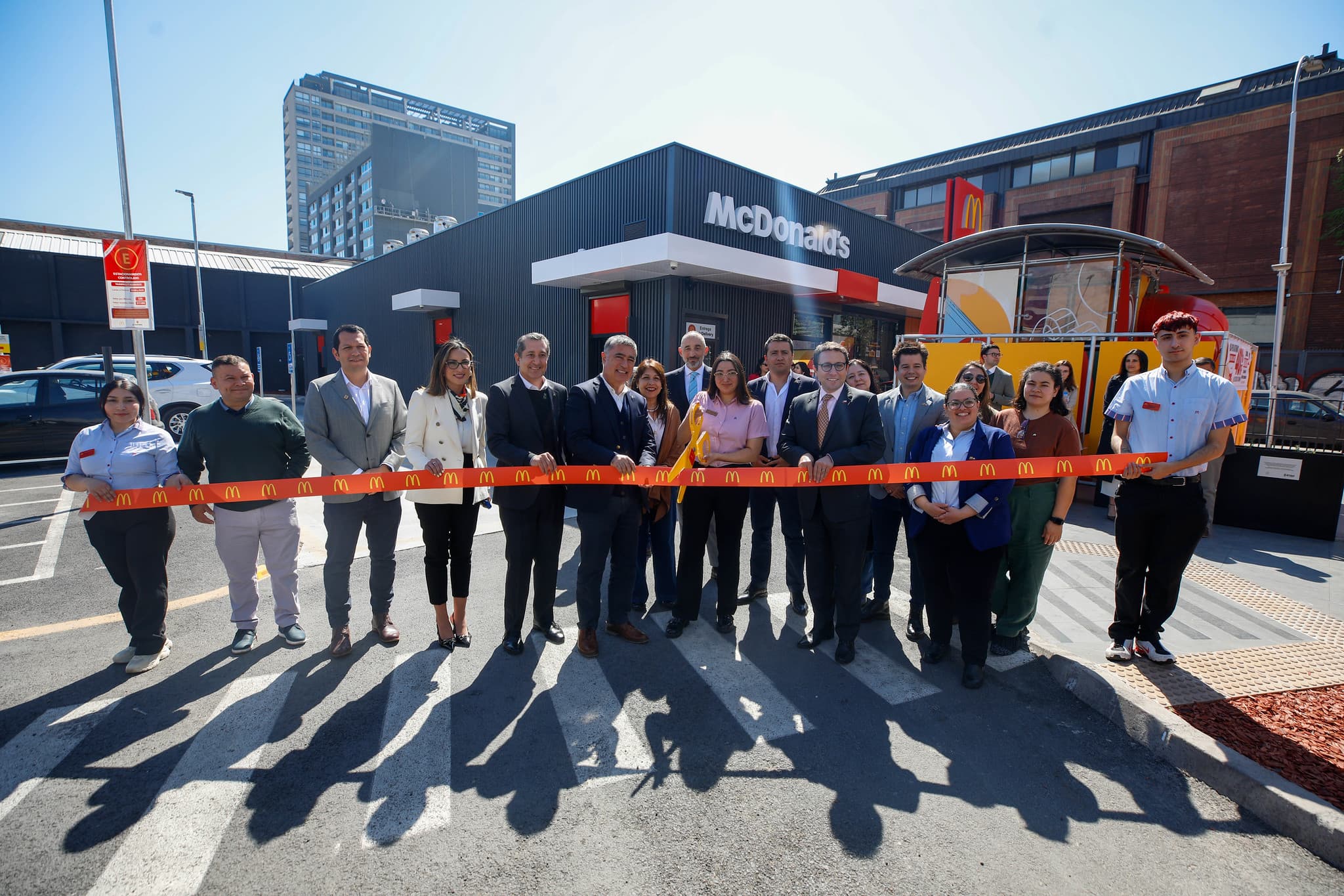 McDonald's inaugura en Santiago Centro su primer restaurante construido 100% en madera