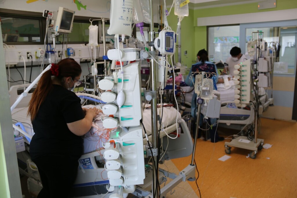 Hospital Roberto del Río alcanza hito con tres niños en ECMO