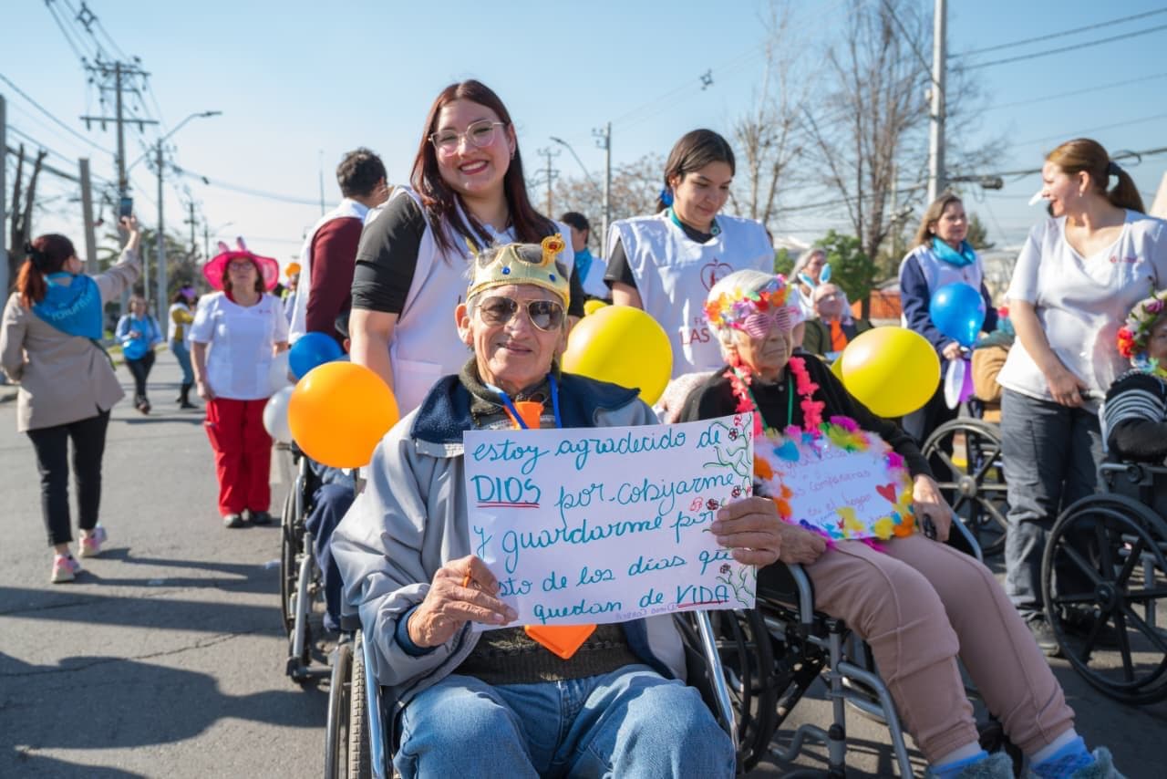 Personas mayores salen a la calle para celebrar la vida y reconocer su aporte en la sociedad