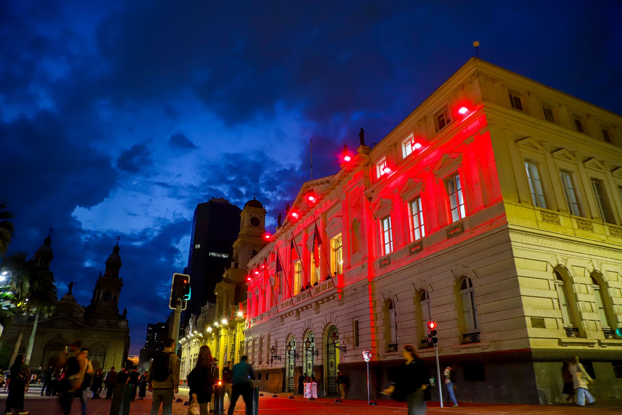 Municipalidad de Santiago se ilumina de rosa para concientizar sobre el cáncer de mama