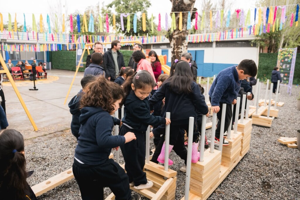 Recoleta transforma patios escolares en espacios de juego