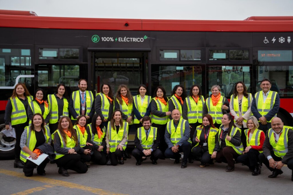 Mujeres se incorporan como conductoras de buses en Santiago